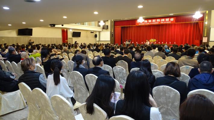 臺北市政府消防局於現場以生動活潑方式為各商號業者講述「公共安全」宣導議題