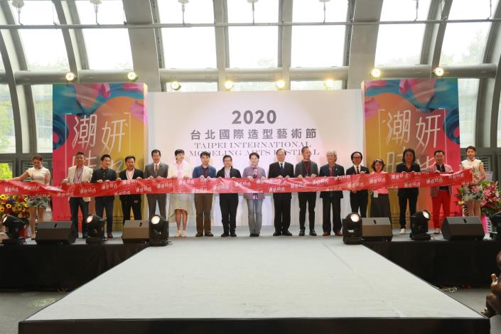 臺北市政府黃珊珊副市長、臺北市政府產業發展局局長林崇傑、臺北市商業處處長高振源與貴賓剪綵大合照