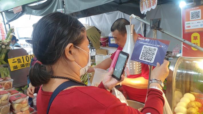 民眾透過消費集點參與「職人任務」，正在掃描QRcode