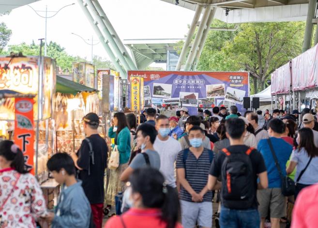 「商圈嘉年華-台北生活祭」活動現場遊逛人潮絡繹不絕