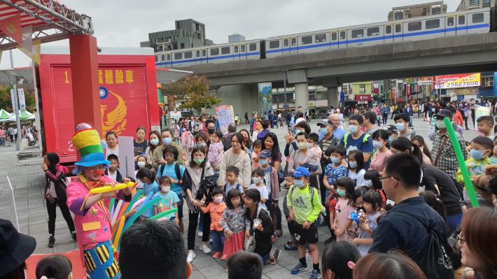 活動現場邀請街頭藝人進行氣球表演，吸引民眾圍觀