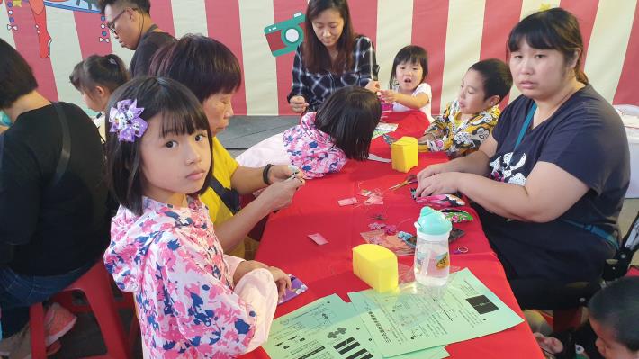活動現場大小朋友一同體驗手工布包製作