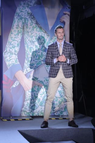 最潮網紅名人為西服活動走秀