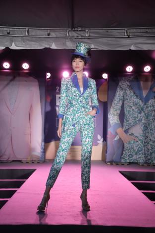 專業模特兒展示歷年得獎手工西服作品