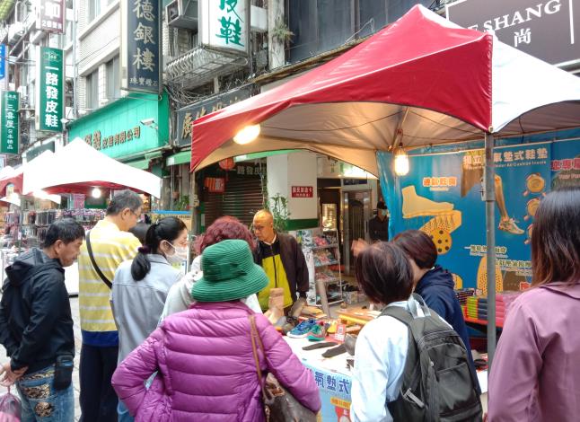 民眾於沅陵街聯合展銷購買超值優惠商品