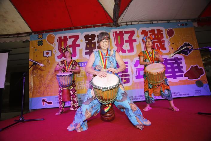 中正社區大學熱情演出非洲鼓