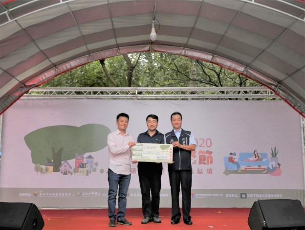由台北市南昌家具街發展協會黃世耀理事長(左)、臺北市商業處高振源處長(中)與南福里許益明里長(右)進行愛心捐贈儀式