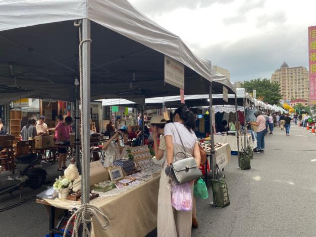 民眾於活動現場攤位遊逛2