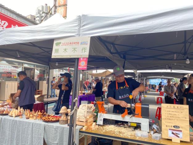 攤位現場製作獨一無二的木製作品