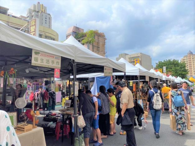 民眾於活動現場攤位遊逛