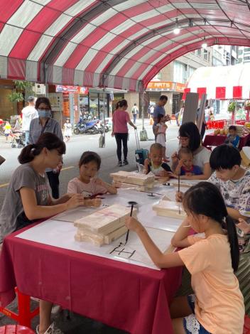 民眾體驗木工DIY小教室度過親子時光