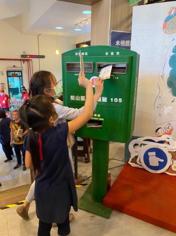 參與活動民眾將飽含心意的信封投入郵筒