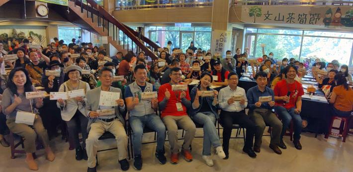 黃副市長珊珊(中)與與會貴賓及活動現場民眾大合影