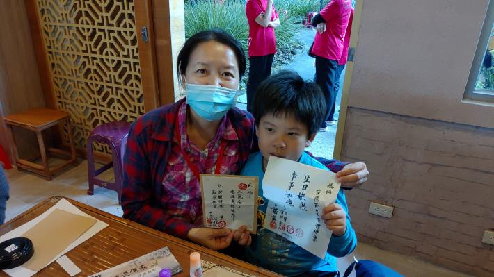 親子於體驗封茶中留下感恩話語
