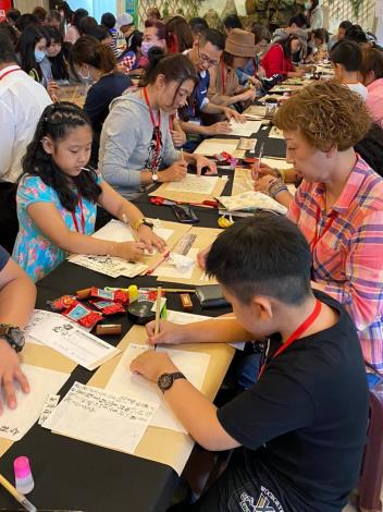 參與活動民眾共同體驗封茶