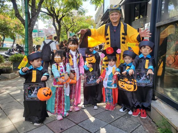 民眾扮演道士及小殭屍大鬧天母城