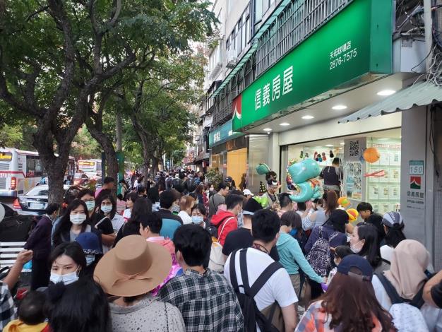 大小朋友於天母商圈店家討糖趣