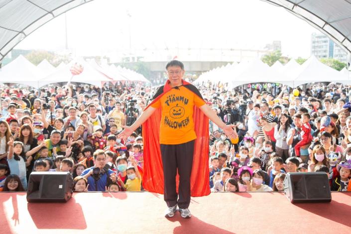 市長披上吸血鬼披風與台下民眾大合照