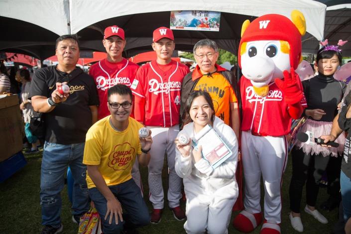 味全龍明星球員曾陶鎔(左二)、劉基鴻(左三)致贈簽名球予柯市長