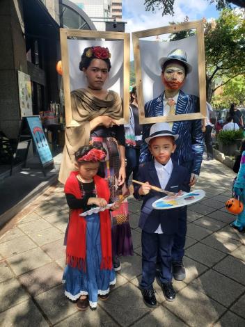 大小朋友精心打扮一起走上街頭參加天母萬聖節嘉年華