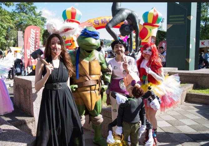 民眾精心打扮參與天母萬聖節嘉年華