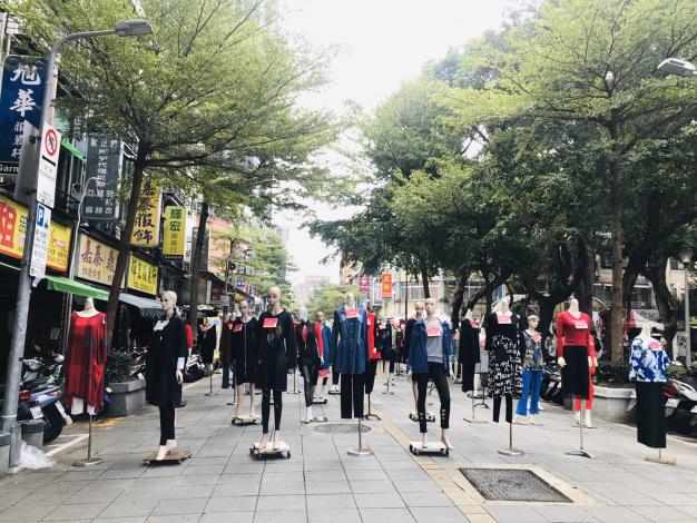 100個假人模特兒穿店家服飾，於商圈擺放，成為具有特色的裝置藝術