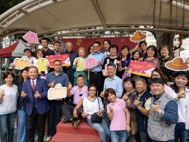 柯爸、柯媽、臺北市商業處江美玲副處長及台北市艋舺服飾商圈促進會林韋志理事長與來賓大合照