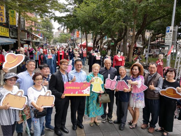柯爸(右5)、柯媽(右6)、臺北市商業處江美玲副處長(右1)及台北市艋舺服飾商圈促進會林韋志理事長(右8)參與艋舺服飾購物嘉年華，歡迎民眾共襄盛舉
