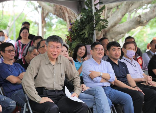 柯文哲市長(左一)、黃珊珊副市長(左二)、產業局林崇傑局長(中)、商業處高振源處長(右二)共同出席承德雙11汽車嘉年華-第11屆承德好車展活動