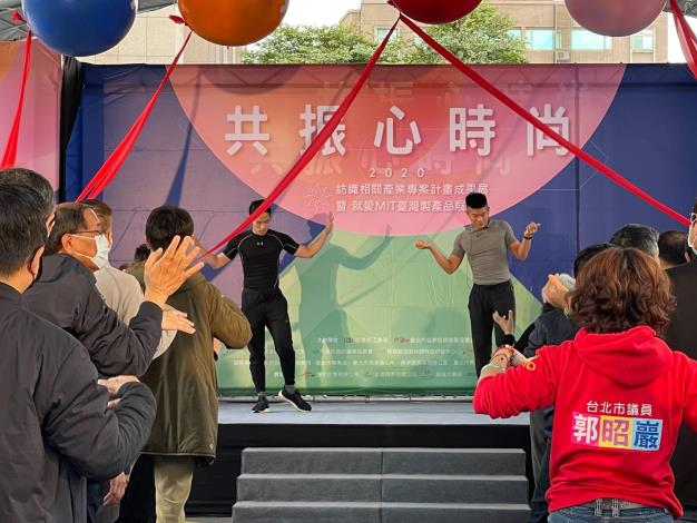 舞蹈老師在舞台上帶動活力熱身操