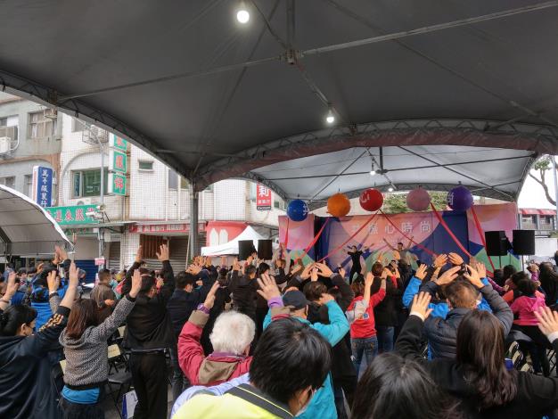 舞蹈老師帶領現場貴賓及民眾一起跳活力熱身操展開活動序幕