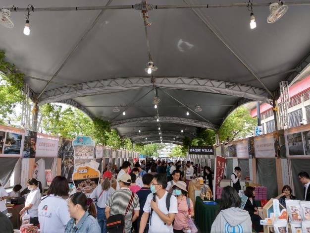 民眾熱情遊逛現場攤位