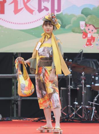 亞軍作品「迷霧硫金」走秀