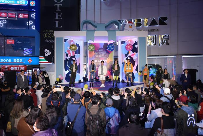 活動大使高爾宣(中)、奧樂雞及凱渥Model合照