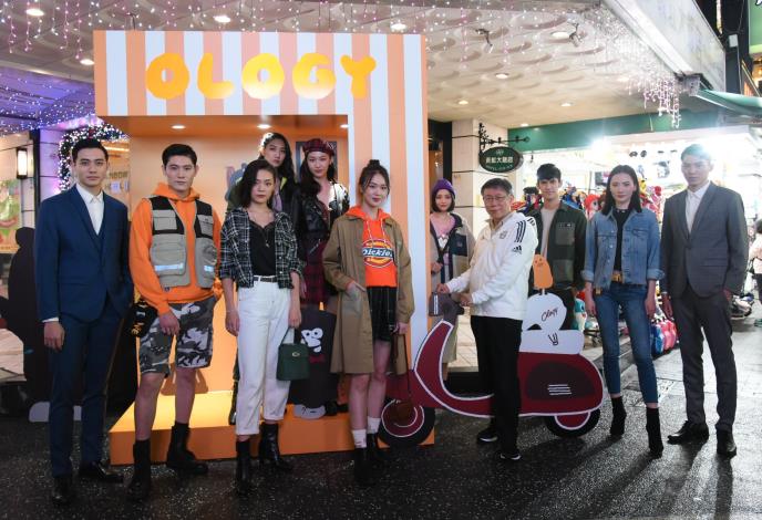 柯市長文哲與凱渥Model於奧樂雞網美學裝置物合照