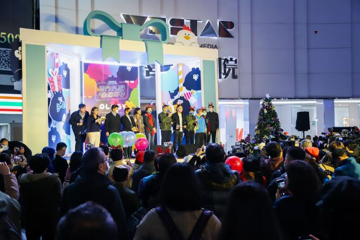 臺北市柯市長文哲與黃副市長珊珊於西門町商圈真善美廣場分享愛與聖誕祝福