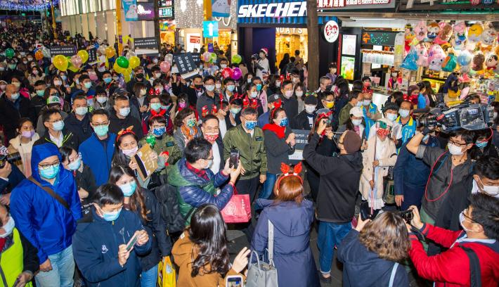 臺北市柯市長文哲及黃副市長珊珊於西門徒步區踩街祝大家聖誕快樂