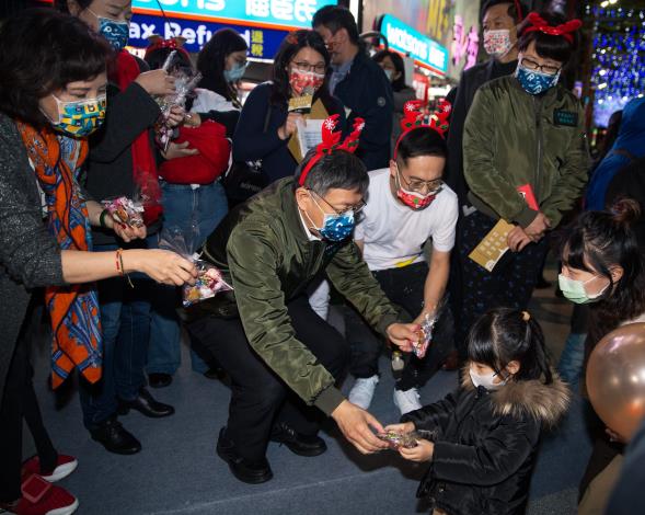 臺北市柯市長文哲在西門町商圈發送糖果給小朋友
