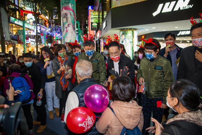 臺北市柯市長文哲在西門町商圈發送糖果給市民朋友2