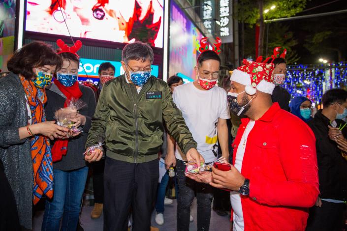 臺北市柯市長文哲在西門町商圈發送糖果給市民朋友1