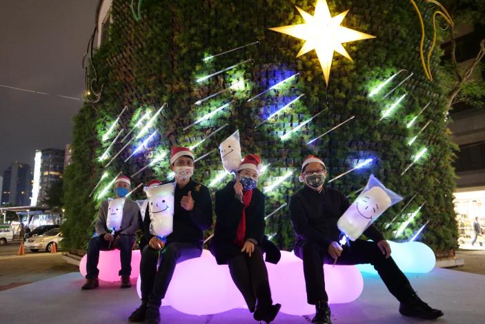 臺北市政府黃珊珊副市長(右2)、台北市東區商圈發展協會韓修和理事長(左2)、臺北市政府產業發展局林崇傑局長(右1)及臺北市商圈產業聯合會洪文和理事長(左1)於瑠公公園流星牆雲朵椅拍照打卡