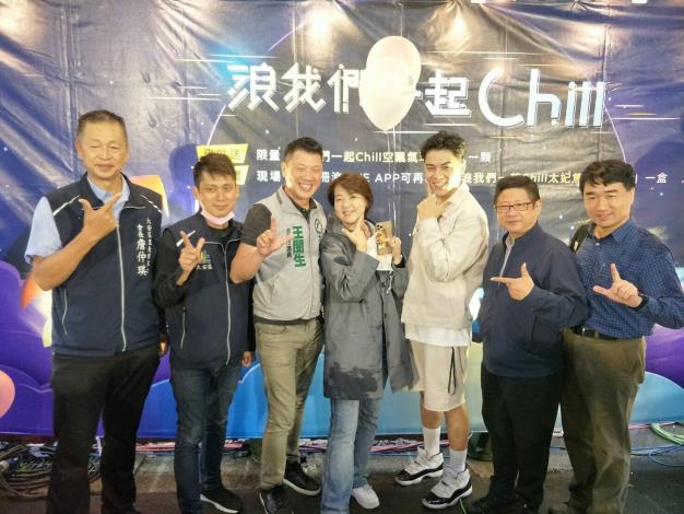 台北市東區商圈發展協會韓修和理事長(左2)、臺北市議會王閔生議員(左3)、臺北市政府黃珊珊副市長(中)、臺北市政府產業發展局林崇傑局長(右2)、臺北市商業處高振源處長(右1)及大安區里長聯誼會詹仲琪會長(左1)與直播平台直播主合照