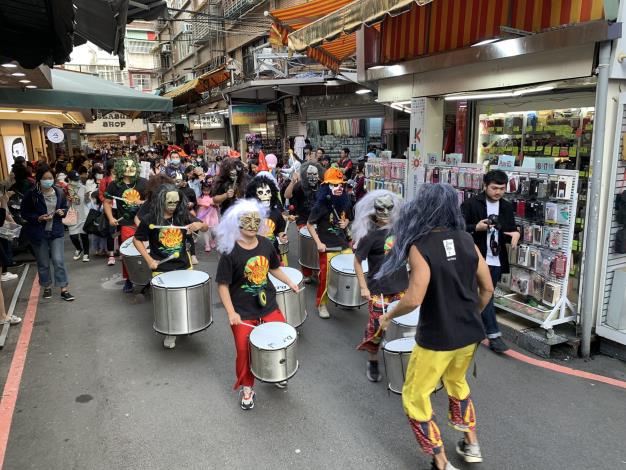 森巴鼓舞帶領大小朋友遊行踩街