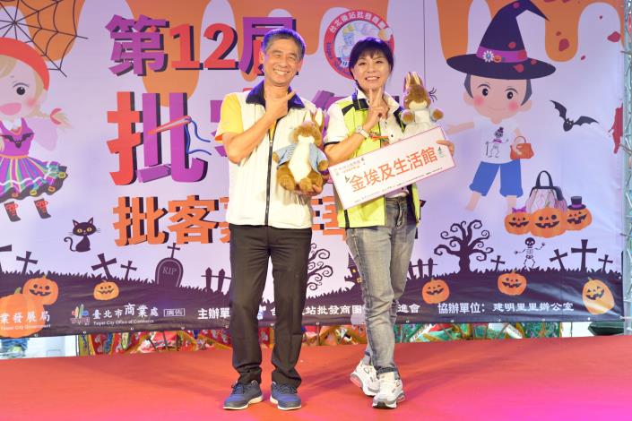 後站商圈黃惠珍理事長(右)產業創意伸展台走秀