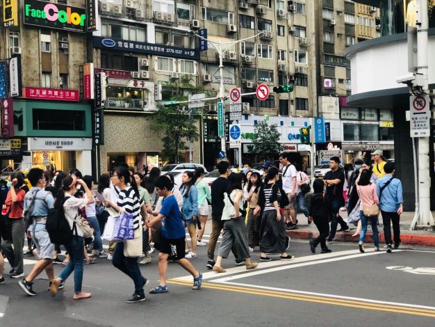 東區商圈週年慶巷弄街道遊逛人潮