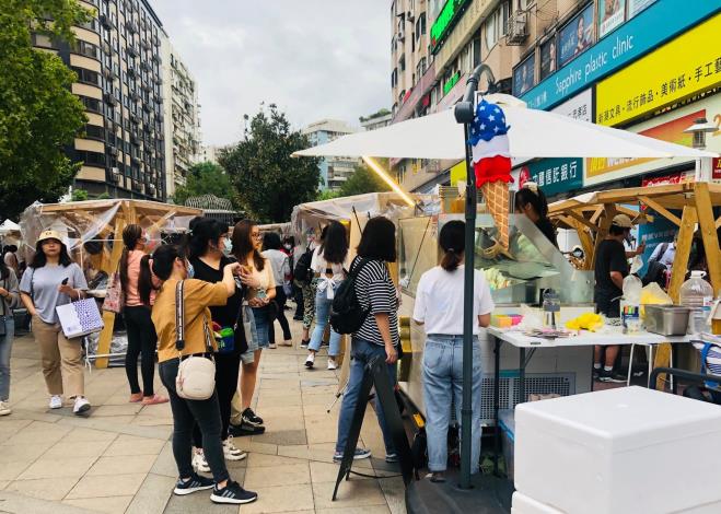 東區商圈週年慶「顆顆書店」市集遊逛人潮