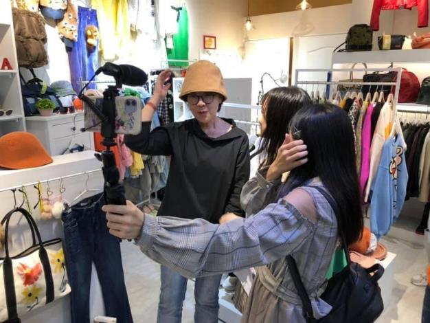 臺北市政府黃珊珊副市長(左)與網紅三原UMAI團體到頂好名店城進行直播