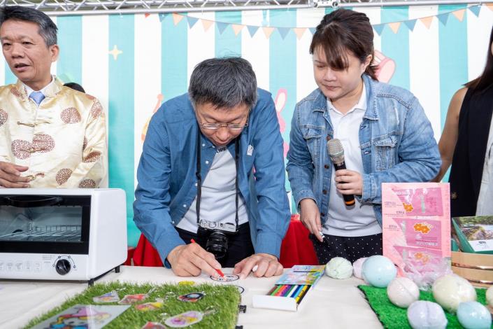 臺北市市長柯文哲(中)親自參與新北投溫泉商圈推出的熱縮片手作體驗