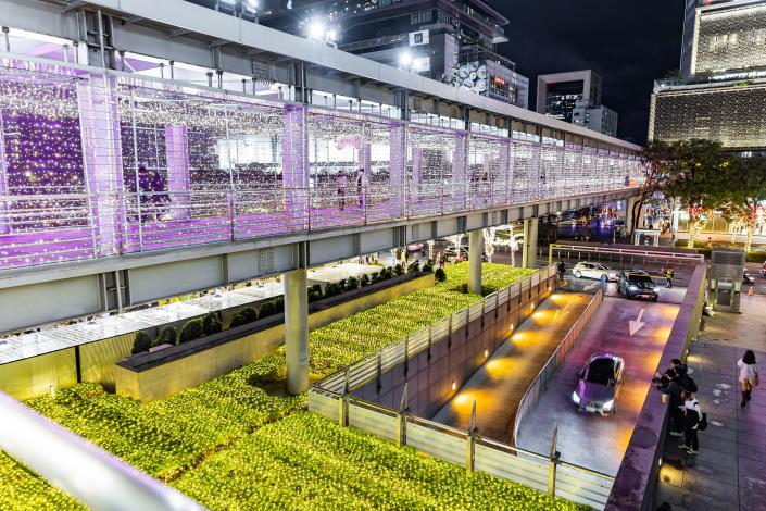 2022繽紛耶誕玩台北燈飾-璀璨台新(金融紐約空橋)