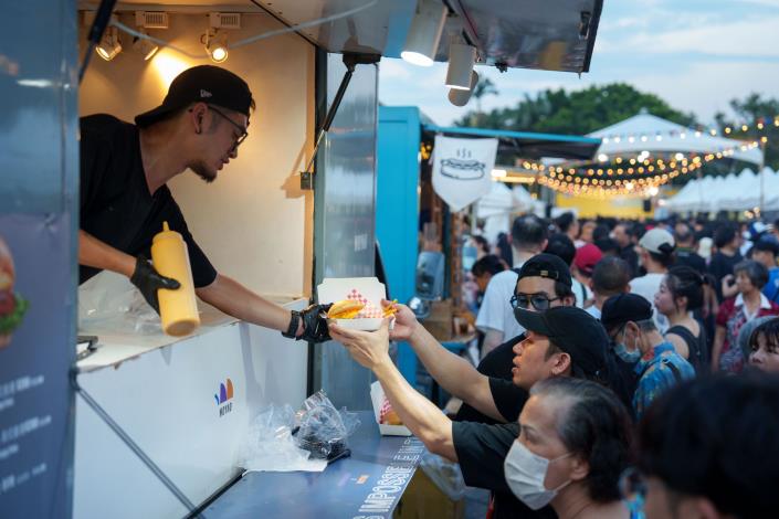 「台北國際美食節-漢堡嘉年華」民眾排隊購買